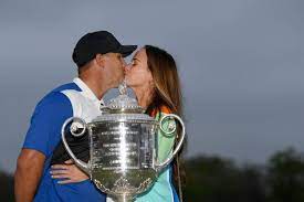 Louche country club habitué looks great on him. Golfstar Brooks Koepka Gewinnt 101 Pga Championship