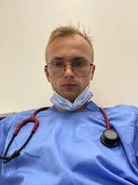 Leo (25) vyštudoval medicínu na slávnej univerzite Cambridge