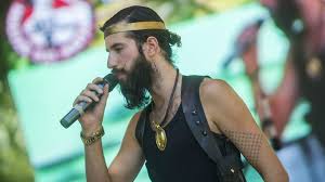 Az énekes szándéka az akcióval ismeretlen volt, eljárás nem indult ellene. Meglepo Hobbinak Hodol Varga Viktor Nlc