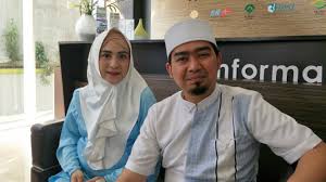 Penampilan arya saloka kerap jadi sorotan, mulai dari outfit, hingga aksesorisnya. Nama Anak Kembar Ustaz Solmed Diambil Dari Ulama Fiqih
