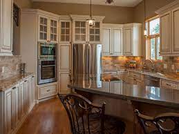 Many tuscan kitchen designs feature the trademark colors of the region, which reflect the rich soil, abundant sunshine and rolling green hills of tuscany. Traditional Style Tuscan Kitchen Makeover Chantal Devane Hgtv