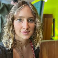 Hello everyone, my daughter and I have recently moved to the UK from  Germany and I'm currently looking to homeschool her for a softer start in  our new home. She speaks basic