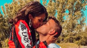 Auf instagram teilte die sängerin ein foto, auf dem sie über beide ohren strahlt (wir berichteten). Sarah Lombardi Und Ihr Julian Zeigen Sich Verliebt Wie Nie Youtube