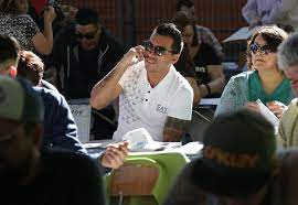 Mi mamá cachó que el esteban paredes estaba en su mesa, se puso la camiseta del colo y se fué a vota por el apruebo.— carolina (@carolitariforio) october 25, 2020. El Bendito De Las Urnas Esteban Paredes Es El Vocal De Mesa Mas Popular En La