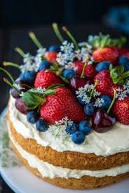 Les Fleurs Comestibles Archzine Fr Gateau D Anniversaire Aux Fruits Delicieux Gateaux Nourriture