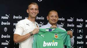 How many goals has jasper cillessen scored this season? Valencia Cillessen I Want To Play In The League In The Champions League And In Everything Marca In English