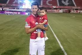 عمرو جمال لاعب كرة قدم مصري يلعب للنادي الأهلي ومنتخب مصر لكرة القدم في مركز المهاجم.بدأ عمرو جمال مسيرته الرياضية عام 2010 مع نادي الألومنيوم ثم انتقل إلى النادي الأهلي عام 2010، لعب لمنتخب الشباب، وفي 2013 اختاره كابتن. Ø¨Ø§Ù„ØµÙˆØ± Ù†Ø¬Ù„ Ø¹Ù…Ø±Ùˆ Ø¬Ù…Ø§Ù„ ÙŠØ­ØªÙÙ„ Ø¨ØªØªÙˆÙŠØ¬ Ø§Ù„Ø£Ù‡Ù„ÙŠ Ø¨Ø§Ù„Ø¯ÙˆØ±ÙŠ Ø³ÙˆØ¨Ø± ÙƒÙˆØ±Ø©