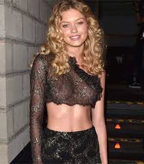 Celebrity and Amateur Nip Slip Picture Galleries - Nipple Slip