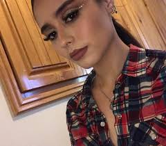 Sabrina Mata modelo en la frontera