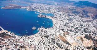 Türkiye'nin ve dünyanın gözde turizm merkezlerinden bodrum, beyaz badanalı, mavi pencereli ve begonvil çiçekleriyle süslü akrep savar evleri ile turistlerin yoğun ilgisini çekiyor. Bodrum Da Beyaz Dehset Iste Talanin Fotograflari Takvim