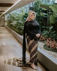 Oleh renata diva mei 02, 2021 posting komentar baju couple kondangan kekinian : 30 Model Kebaya Lamaran Hijab Simpel Modern Muslimah