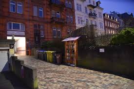 Erhalten sie die neuesten wohnungen in altstadt kostenlos per email. Datei Heidelberg Altstadt Neckarstaden 10 Public Bookcase Jpg Wikipedia