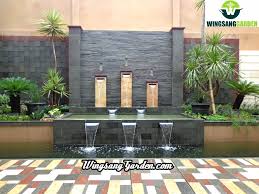 Sementara, di sisi lain, susunan batu yang mengikuti bentuk kolam yang melengkung memberikan. Tukang Kolam Koi Minimalis Pontianak Desain Pembuatan Kolam Minimalis Koi Pontianak Wingsang Garden Tukang Taman Jasa Pembuatan Taman