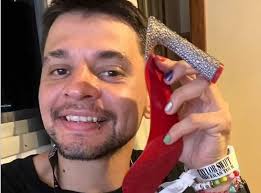 Taylor Swift theu takën gjatë koncertit, fansi e nxjerr në shitje...