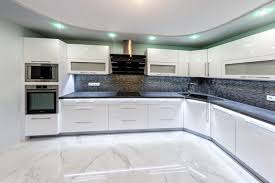 Parlak boya dolabın daha gösterişli olmasını sağlar ve bu sebeple ilk tercihler country mutfak dolapları, asil ve romantik bir görünüme sahip olması ile en çok tercih edilen dolap modelleri arasında yerini almıştır. Mutfak Dolabi En Kullanisli Renkleri Ve Modelleri Tarz Kadin Luks Mutfaklar Mutfak Dolaplari Mutfak