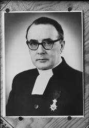 Kyrkoherde Adolf Murray tillsammans med två äldre pojkar, Forsmark, Uppland  -Upplandsmuseet