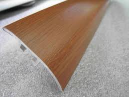 Installés dans l'escalier ou à la porte d'entrée, ces équipements permettent d'assurer la continuité. Barre De Seuil Pour Parquet Et Stratifie Difference De Niveau Grande Longueur Large
