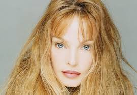 Porque te vas” Arielle Dombasle