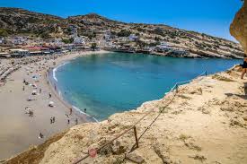 Matala, the hippy sandstone caves on the libyan sea on crete. Hippiedorf Matala Auf Kreta Griechenland Frau Schirra Bloggt