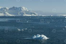 Stück von Eis gestrandet auf das Strand im neko Hafen, Antarktis. 26209450  Stock-Photo bei Vecteezy