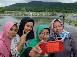 Tourist does tsumani to brazilian freak 6 min. Destruction Gets More Likes Indonesia S Tsunami Selfie Seekers Indonesia The Guardian