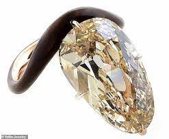 Scarlett Johansson Flashes 400k Engagement Ring From Colin Jost Yellow Engagement Rings Celebrity Engagement Rings Vintage Engagement Rings