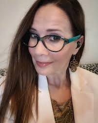 Mujer, no olvides realzar tu brillo femenino." Blg . . (Y como diría mi  amiguita @cynthia_mmartinez 👉 si a alguien le molesta que se ponga las  gafas.) 🤷‍♀️ . . . #BrendaLizGinés #