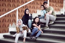 Tcc de tema yearbook online. Gak Pernah Ada Gosip 10 Potret Sweet Keluarga Rionaldo Stockhorst
