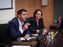 לסרוגים נודע על חברי הכוורת המתגבשת של ראש הממשלה המיועד נפתלי בנט, שצפוי למנות מספר מיועציו למשרות בלשכת רהמ. Ozab6aoxoseb7m