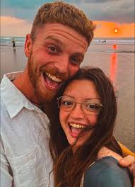 Hello，everyone！hope all is good！There are three bedrooms and two bathrooms  in the house in Warwick District. The master bedroom is now for rent. The  room is very large, with a spacious wardrobe