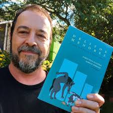 Delitos menores, un libro compilado por Pablo Silva Olazábal y Marcos  Robledo reúne textos breves de 123 autores uruguayos que vivieron a lo  largo de tres siglos. El libro es una selección