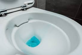 Amplia selección de utensilios para cocina, accesorios para casa, accesorios para repostería, cursos de cocina en madrid y muchas ideas para decorar tu casa. Foto E Imagen De Stock Sin Royalties De Vista De Cerca Del Detergente Liquido Azul En El Inodoro Limpio De Ceramica En El Bano Moderno Con Baldosas Grises