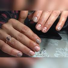 Una de las señales de que nuestras manos están envejeciendo es la textura cada vez más áspera que adquiere la piel. Angar Nails Cordoba Spain Facebook