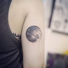 正義刺青 justiceink office on instagram moon 正義刺青 女孩來刺青 justiceink tattoo tattoogirl moon blackwork moo tattoos oberarm tattoos arm mann vollmond tattoo