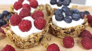 Toast mit butter und marmelade. Fruhstucksidee Musli Muffins Mit Quark Und Fruchten Kochenmitmelodie Youtube