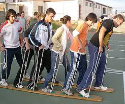 En este divertido juego los jóvenes tendrán que colocar entre sus piernas una pelota de playa. Dinamicas Para Jovenes