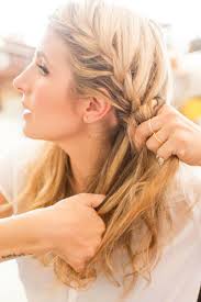 Da einige strähnen (gerade bei durchgestuften frisuren) kürzer sind als andere, klammern. Franzosischer Zopf Ist Leicht Zu Flechten Diy Anleitung Frisurentrends Mode Zenideen Franzosischer Zopf Zopf Flechten Anleitung Zwei Zopfe Flechten Anleitung