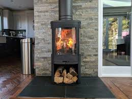 Custom eagle mountain slate wood stove hearth. Kaminofen Wandgestaltung 50 Ideen Aus Verschiedenen Materialien Wood Stove Heat Shield Freestanding Stove Wood Stove
