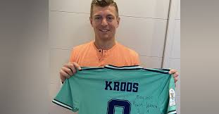 Germany international midfielder toni kroos believes that germany can win the world cup next joachim low has favoured toni kroos over mesut ozil for the upcoming fifa player of the year. Mega Toni Kroos Stiftet Sein Trikot Vom Eckball Traumtor