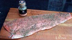 Flammlachs Aus Der Feuerschale Vom Flammlachs Brett Livingbbq De Rezept Flammlachs Lachs Flammen