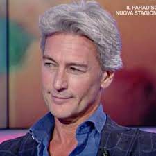 Stream tracks and playlists from farnesi on your desktop or mobile device. Roberto Farnesi Non Si Sposa Sono Allergico Al Matrimonio Ticinonline