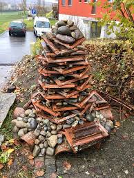 Ziegel Stein Pyramide Steingarten Ideen Naturgarten Garten