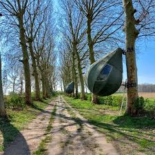 In de #tranendreef in #borgloon kan je overnachten in deze traanvormige #boomtenten#travelbelgium #staycation meer info op mijn website. Tranendreef 2 Tipps