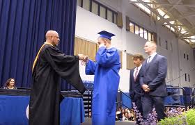 Y, si quieres unirte a bosch luego de esto, ten por. Auditorio Guarda Silencio Para Reconocer A Un Graduado Con Autismo