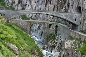 Les ponts sont tous deux jetés hardiment d'une rive à l'autre de la reuss, qu'ils franchissent d'une seule enjambée, et qui coule sous une seule arche : Pont Du Diable Schollenen Wikipedia