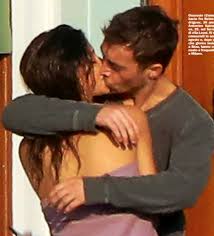 Complice l'intervento del fidanzato parrucchiere antonino spinalbese, sui sarà perché non riesce a lasciare la fidanzata sola neppure per un attimo o perché semplicemente gli manca il suo lavoro (abbandonato dopo aver. Belen E Il Fidanzato Antonino Passione Alle Stelle Baci In Accappatoio Sulla Terrazza Dell Albergo