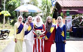 Setiap kali menjelang 31 ogos, detik meraikan hari kebangsaan disambut meriah dengan pelbagai aktiviti termasuk dalam kalangan tukang jahit apabila banyak menerima tempahan pelbagai rekaan pakaian bertemakan jalur gemilang untuk digayakan pada tarikh berkenaan. Kalau Lupa Denda Ke Paris Mesir Semasa Mstar