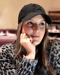 Aquí, pensando que cover grabar.. y cuando sacar mi nuevo single 🤔  Mientras... me encuentran Spotify, iTunes mi EP album, en YouTube mis  covers y por aquí en Instagram #orianacanta más minicovers 💗✨