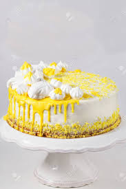 Zucker, vanillezucker und butter ca. Trendiger Weisser Kuchen Mit Gelber Schokoladen Ganache Marshmallow Und Baiser Auf Einem Kuchen Stehen Lizenzfreie Fotos Bilder Und Stock Fotografie Image 74555826