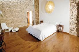 Untuk warna kayu bangkirai sendiri cenderung ke warna kuning atau sedikit kecoklatan maka itu bangkirai biasa disebut yellow balau. Lantai Vinyl Atau Parket Bagusan Mana Meigan Vinyl And Tarkett Flooring Indonesia